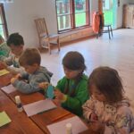 Warsztaty i zabawy przedszkolaków na wycieczce