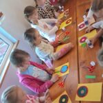 Warsztaty i zabawy przedszkolaków na wycieczce