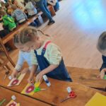 Warsztaty i zabawy przedszkolaków na wycieczce