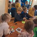 Warsztaty i zabawy przedszkolaków na wycieczce