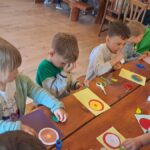 Warsztaty i zabawy przedszkolaków na wycieczce