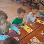 Warsztaty i zabawy przedszkolaków na wycieczce