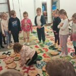 Warsztaty i zabawy przedszkolaków na wycieczce