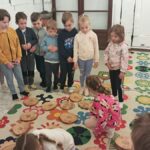 Warsztaty i zabawy przedszkolaków na wycieczce