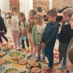 Warsztaty i zabawy przedszkolaków na wycieczce