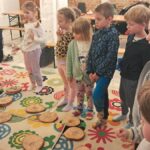 Warsztaty i zabawy przedszkolaków na wycieczce