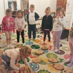 Warsztaty i zabawy przedszkolaków na wycieczce