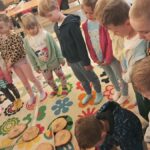 Warsztaty i zabawy przedszkolaków na wycieczce