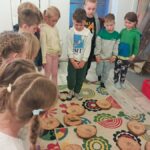 Warsztaty i zabawy przedszkolaków na wycieczce