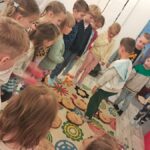 Warsztaty i zabawy przedszkolaków na wycieczce