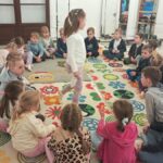 Warsztaty i zabawy przedszkolaków na wycieczce