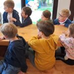 Warsztaty i zabawy przedszkolaków na wycieczce